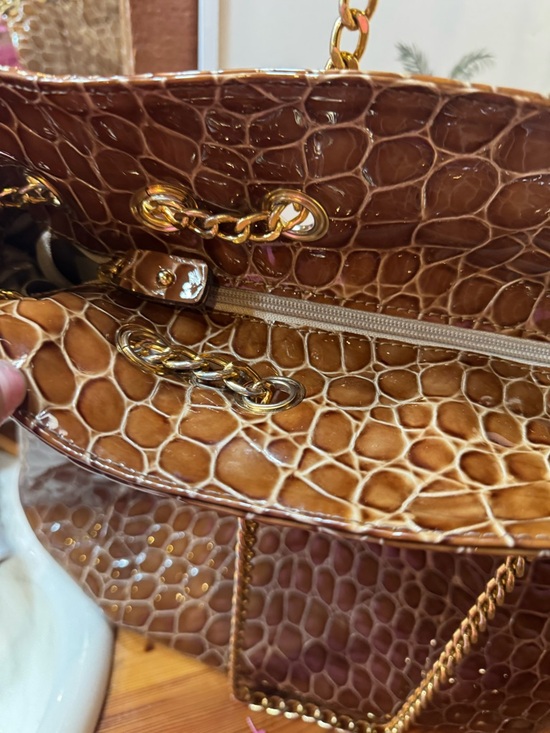 Innue made Italy genuine Leather Brown Tote large with Gold Chain Handles - Picture 7 of 16